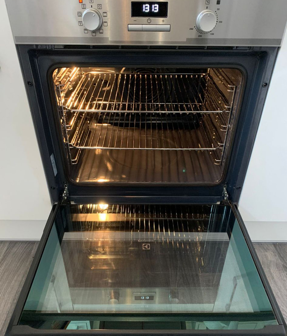 Deep cleaning of an oven in Morecambe – after